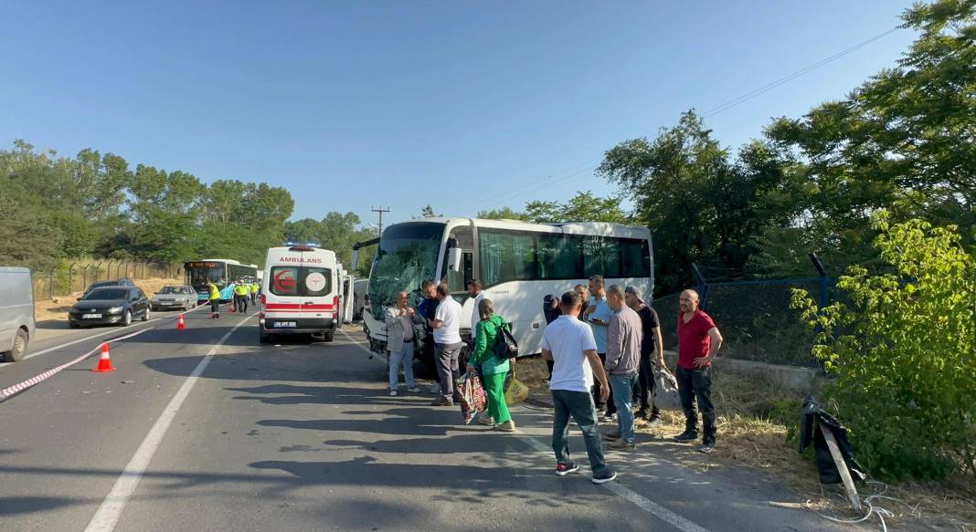 İşçi servisi ile minibüs kafa kafaya çarpıştı! Ölüler ve yaralılar var 15